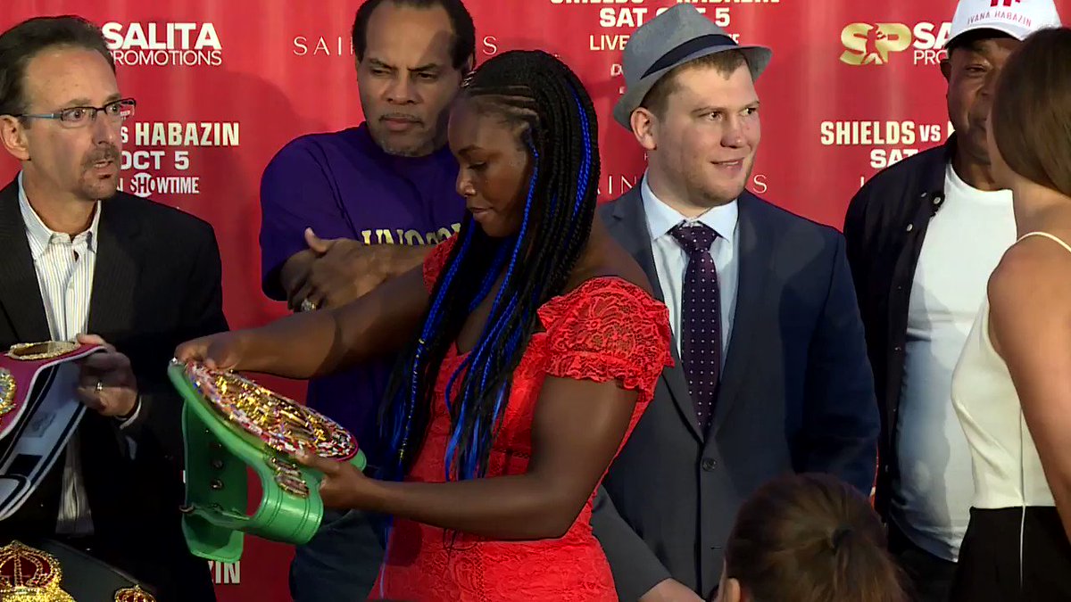 When you're trying to bring all the groceries in the house in one trip...
@Claressashields