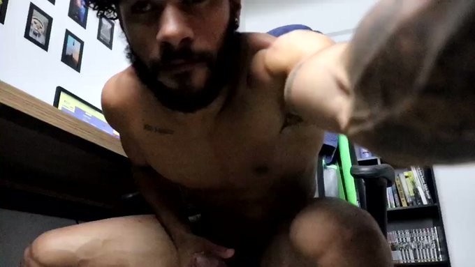 E não é que fico bem sexy de aliança, testando pra alguém me pedi aí https://t.co/HujjjNHUux