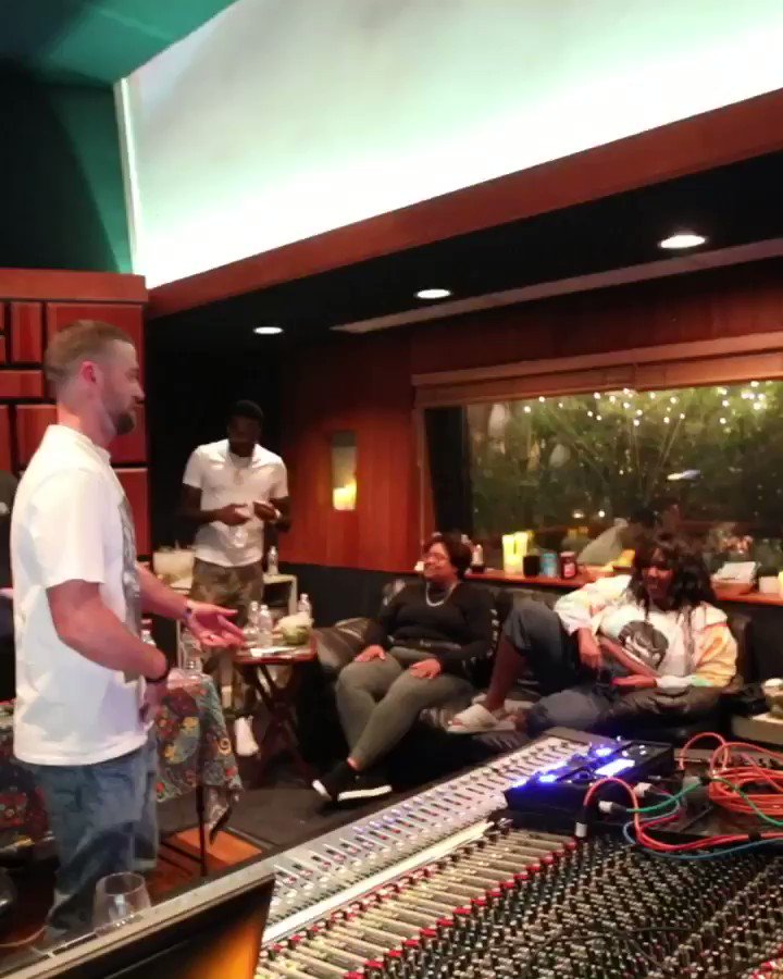 Justin Timberlake (@jtimberlake) on Twitter photo 2019-08-15 22:47:44 ... @lizzo flames, brb ... @lizzo flames, brb