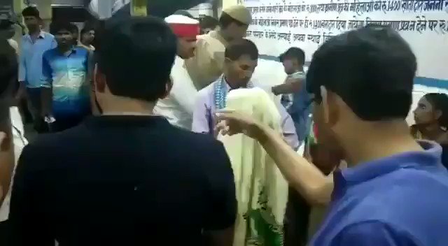 WATCH: Sharm nahin aati... do kafi nahin hai: Shahjahanpur DM Indra Vikram Singh insults a woman approaching him for a help by questioning her for having the fourth child. Seems DM Saheb has taken the PM's population control vow too seriously.