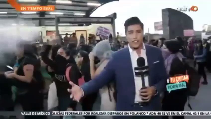 AYUDA para UBICAR a ESTE SUJETO que GOLPEÓ a @juanmapregunta Mientras Juan Manuel hacia su trabajo, este sujeto le pegó así...Se pide AYUDA para ubicarlo y DENUNCIARLO en @PGJDF_CDMX con la @SSP_CDMX