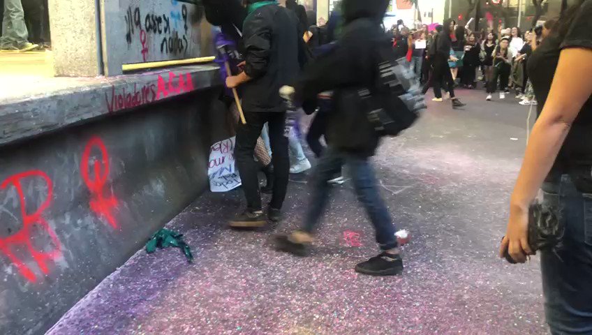 También una reportera fue agredida por grabar a manifestantes que dañaban instalaciones del Metrobús en la Glorieta de Insurgentes. (📹@elsolde_mexico)