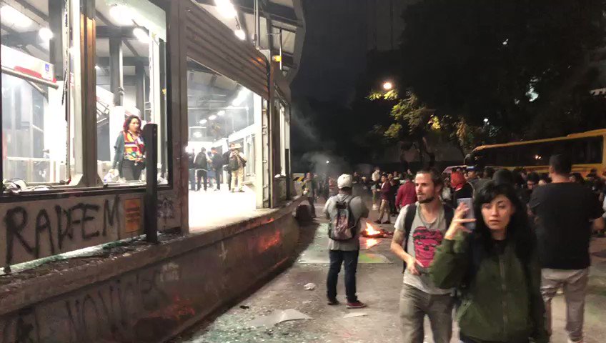 Encapuchados causan destrozos en protesta contra la violencia hacia las mujereshttp://wradio.com.mx/radio/2019/08/17/nacional/1566002047_533945.html … (#VIDEO @sandovalvictor)#NoMeCuidanMeViolan