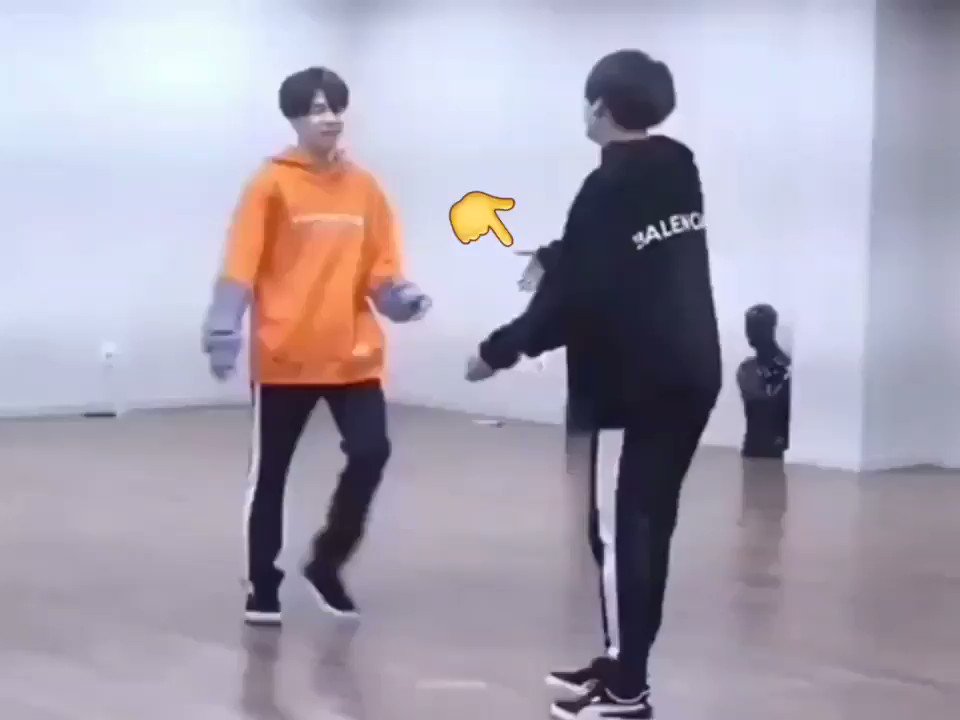 แมวฮีนิม 짐짐꾹이 🐰🐥 (@mxxKM_9795) on Twitter photo 2019-08-17 07:53:48 ความจริงถูกเปิดเผย แท้ที่จริงแล้วซีนนี้ จีมินไม่ได้เป็นฝ่ายเดินเข้าไปกอดนกุกก่อนนะคะ แต่เป็นนกุกที่จับมือจีมิน ดึงแล้วหมุนตัวเองให้อยู่ในอ้อมกอดพี่ ดู!!!!! ดูสิ!!!! โตแล้วร้ายเหลือนักนะเจ้าเด็กนี่ ไม่อยากจะบอก ถ้าไม่ดึงพี่เขาก็กอดหนูจองกุก 5555555 ความจริงถูกเปิดเผย แท้ที่จริงแล้วซีนนี้ จีมินไม่ได้เป็นฝ่ายเดินเข้าไปกอดนกุกก่อนนะคะ แต่เป็นนกุกที่จับมือจีมิน ดึงแล้วหมุนตัวเองให้อยู่ในอ้อมกอดพี่ ดู!!!!! ดูสิ!!!! โตแล้วร้ายเหลือนักนะเจ้าเด็กนี่ ไม่อยากจะบอก ถ้าไม่ดึงพี่เขาก็กอดหนูจองกุก 5555555