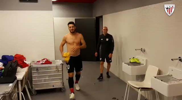 B24 (@B24PT) on Twitter photo 2019-08-17 11:22:36 Foi assim que o balneário do Athletic recebeu Aduriz depois do golaço que valeu a vitória contra o Barça 👏 Foi assim que o balneário do Athletic recebeu Aduriz depois do golaço que valeu a vitória contra o Barça 👏