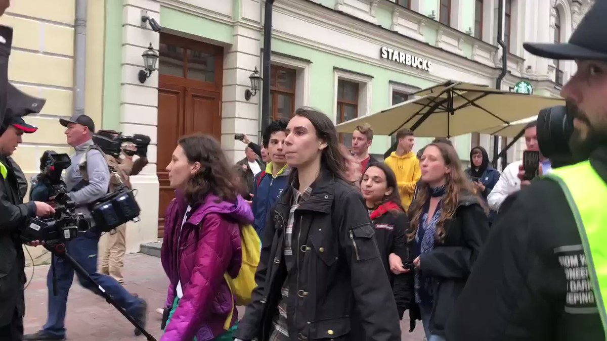 Лиза Кирпанова on Twitter: "Так-так, шествие на Старом Арбате. Во главе ...