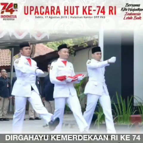 Upacara menyambut HUT Kemerdekaan RI ke-74 di halaman DPP PKS. *Bersama Kita Wujudkan Indonesia Lebih Baik* #AyoLebihBaik https://t.co/tdcQCS6RRZ