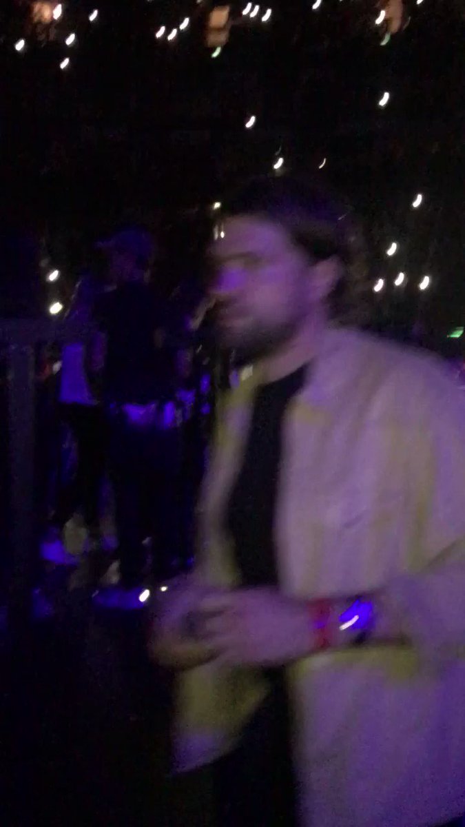 I JUST MET HARRY FUCKING STYLeS I HOLD HOS HAND I CAn’t BREATHZcE call 911 😱😭
#SweetenerWorldTourLondon pic.twitter.com/S11gE0CXGd