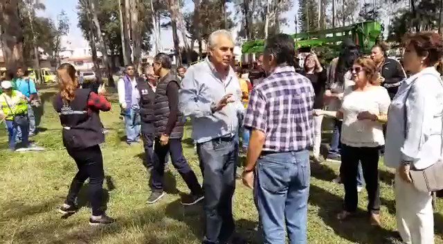 Durante la jornada de #SabadoComunitario en el parque Manuel Negrete en Calzada del Hueso y Rancho Zinampa Col. Hacienda Coyoacán el barrido manual fue de las actividades más intensas con un total de 7 mil ml. de volumen-producto. #HagamosEquipo#CoyoacánTrabajaParaTi