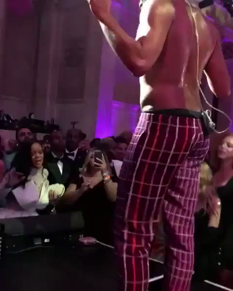 RT @mattwhitlockPM: rihanna singing