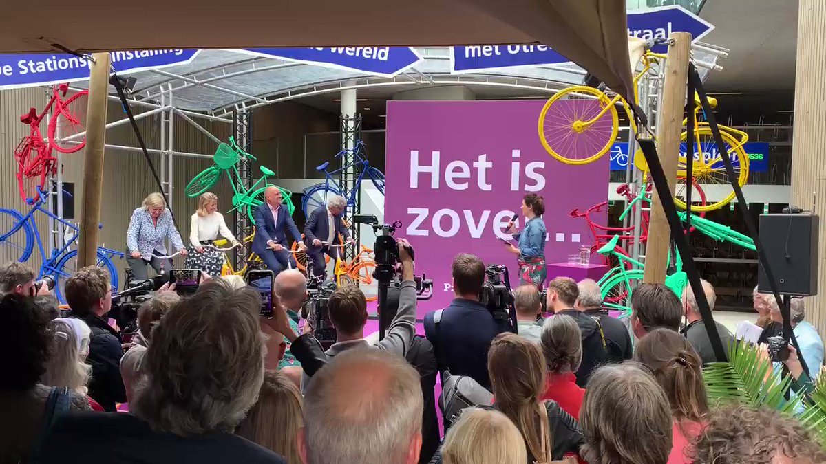 Momento de la inauguración oficial del parking para bicicletas más grande del mundo en Utrecht: 12.656 plazas.