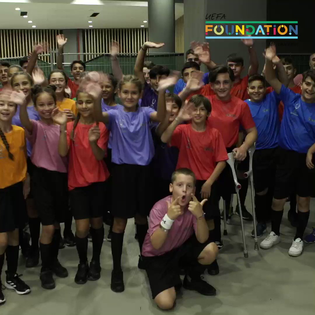 A heartwarming performance by a mix of local Turkish amputee children and a children’s choir ❤️
These kids came together to sing « three little birds » 🦜🦜🦜 by Bob Marley, showing the sell-out stadium that football is for everyone ⚽️
#SuperCup