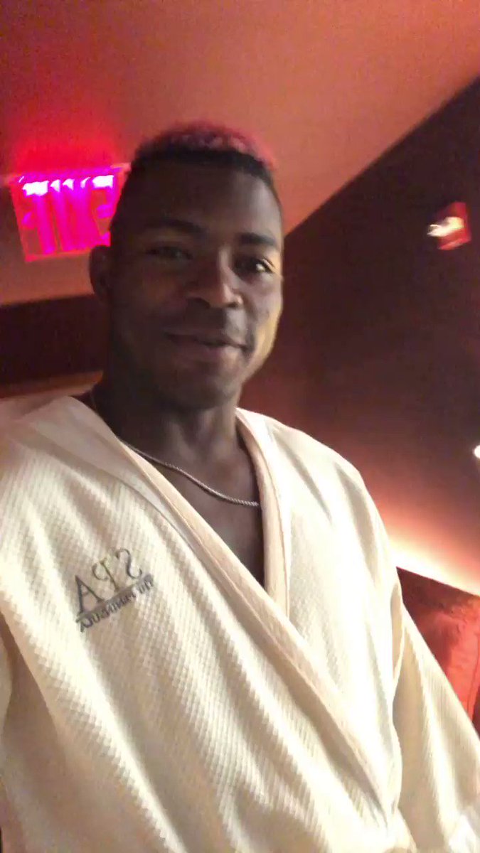 Everyone else at the spa: πββοΈπββοΈMe: