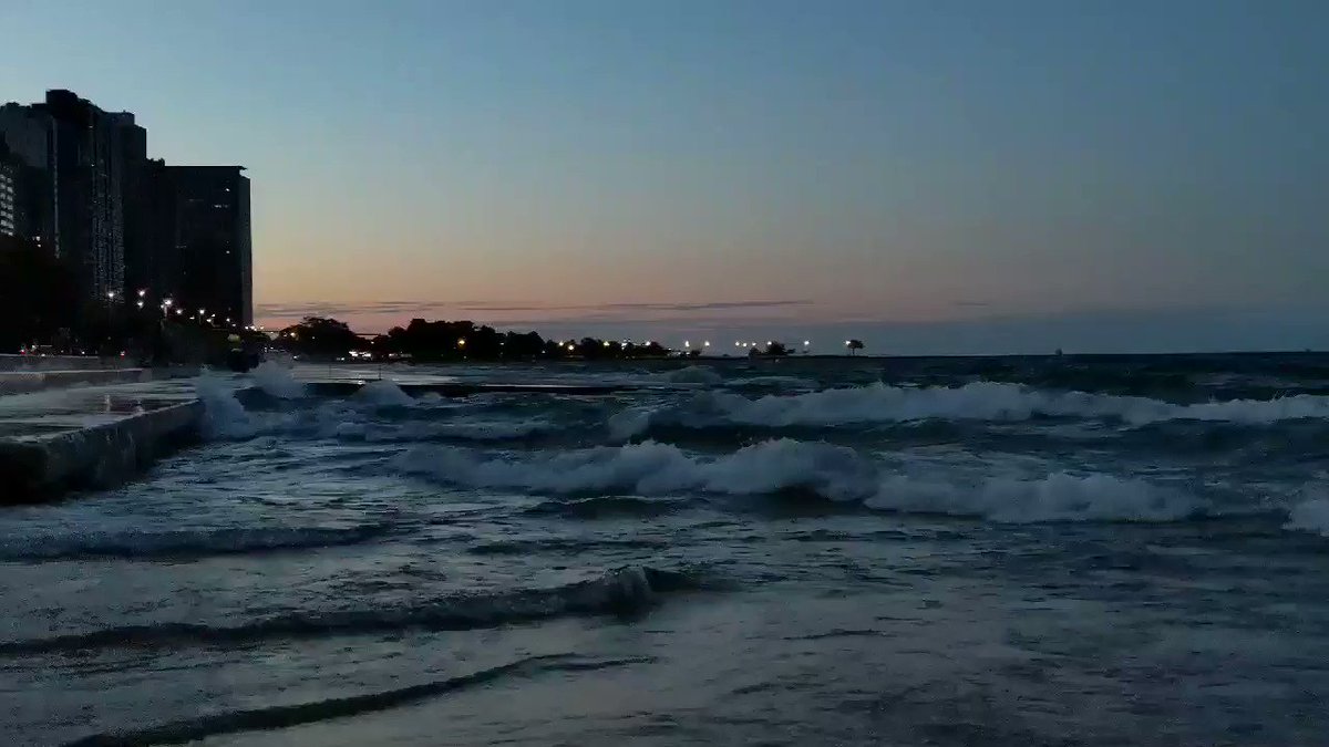 Current conditions in #Chicago ....waves. A lot of waves. #LakeMichigan #sunset #chicago #weather #waves #weathernation @WeatherNation @ABC7Chicago @WindyCityWxMan @sunset_wx @StormHour @ThePhotoHour @PhotographyWx https://t.co/aOKWzUOjKe