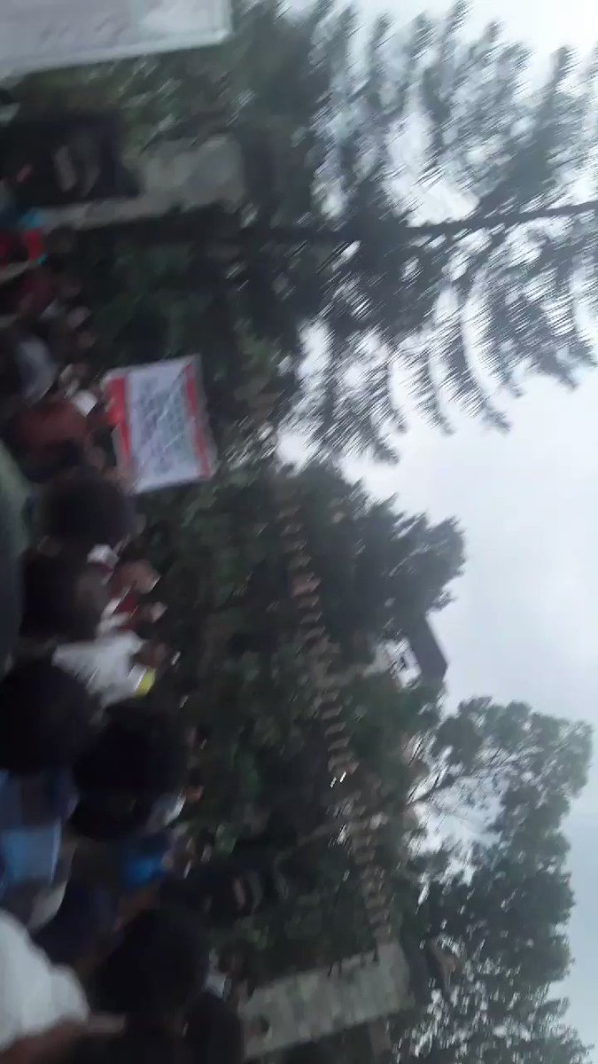 A roadside corrupt #Nepalese_leader making fool of people in #Ratnapark kathmandu ( Nepal ). 🤣🤣🤣.