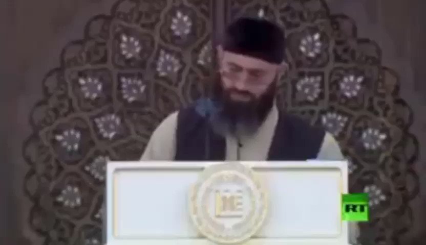 بعد أن أخطأ#وزير_الشؤون_الإسلامية في قراءة آية من كتاب الله (تتردد على المسامع وتُكتب في المساجد) في مؤتمر إسلامي ، عليه إعادة النظر في قرار #اغلاق_المعاهد_القرآنية وعليه الالتحاق بأحدها حتى لا يتكرر هذا.الحين يجونك المطبلين ويقولون :" اشعرفكم بالقراءات " !!