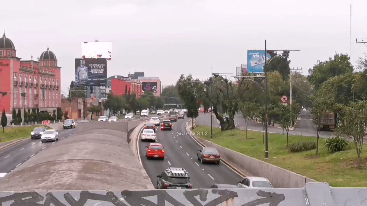 Policías ESCONDIDOS detrás de un ÁRBOL! 🧐*Si los elementos @SSP_CDMX en lugar de ESCONDERSE PATRULLARAN, funcionarían mejor los "cuadrantes" 🤔*Mientras la RATA TRABAJA tranqui!