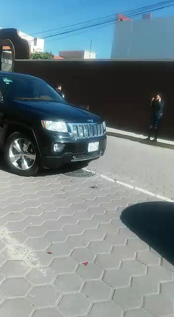 Así el delegado regional de @PGR_AIC en Aguascalientes, Daniel Martínez Rodríguez y su pareja Jessica Monserrat Rosas Martínez con guardaespaldas golpeando a dos personas tras un accidente automovilístico. ¿Ya habrá sido dado de baja de la corporación? @FGRMexico