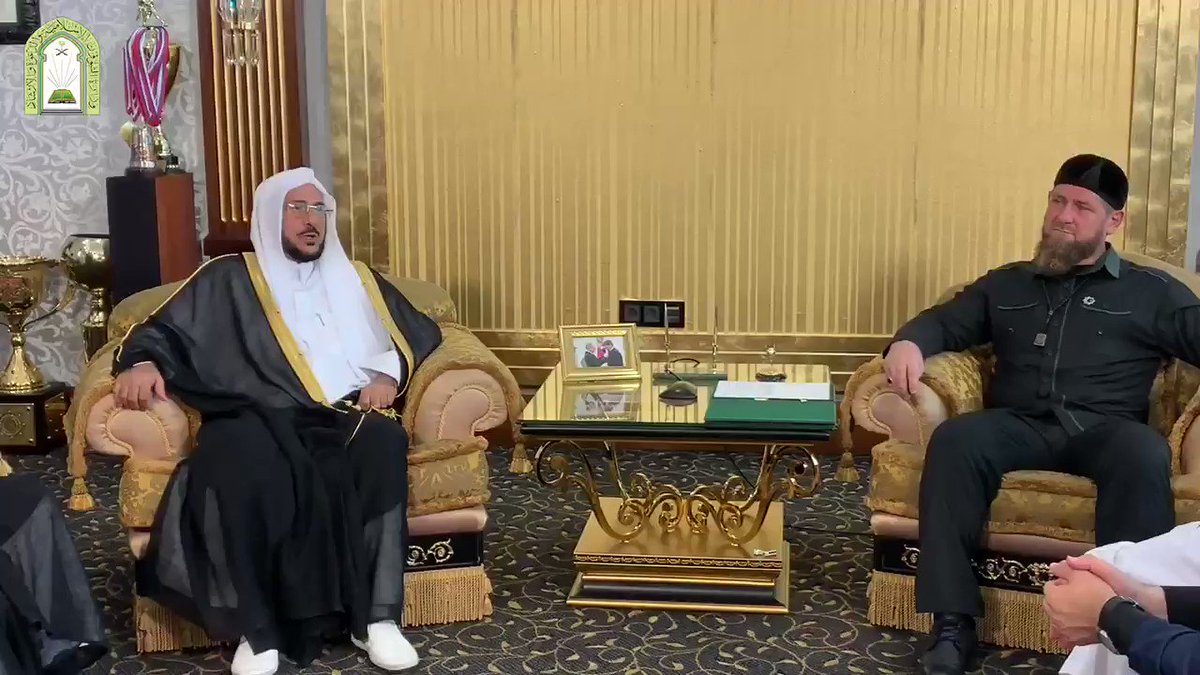 استقبل فخامة الرئيس رمضان أحمدوفيتش قديروف رئيس جمهورية الشيشان في القصر الرئاسي بالعاصمة غروزني، معالي وزير #الشؤون_الإسلامية الذي يزور الشيشان مترأساً وفد المملكة في افتتاح جامع فخر المسلمين أكبر جامع في أوروبا ، وأبدى فخامته سعادته بمشاركة الوفد السعودي في حضور افتتاح الجامع..