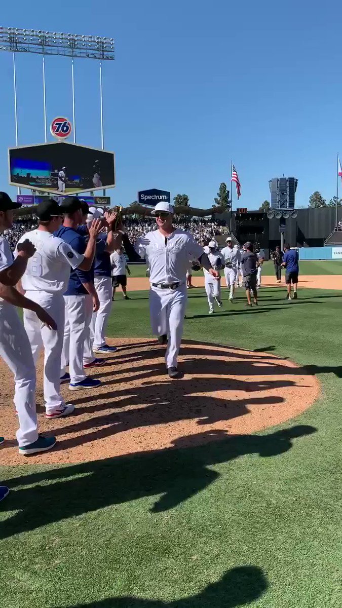 RT @Dodgers: Victory formation! https://t.co/cwH95qvjoT