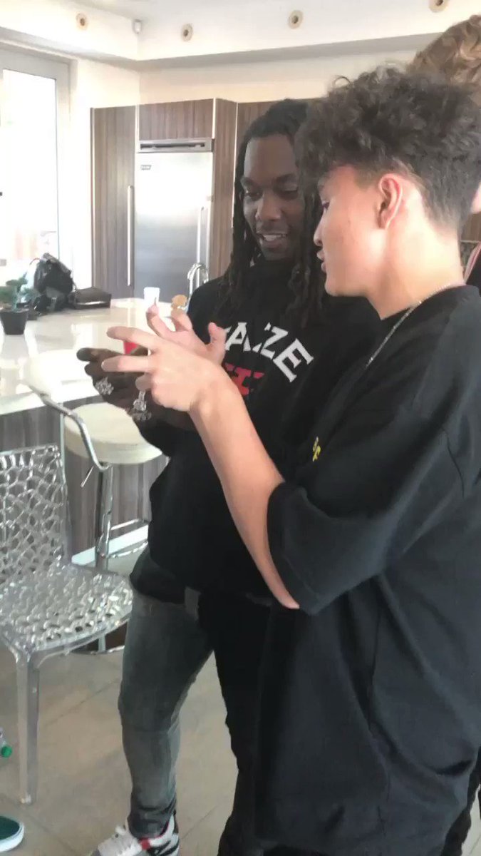 FaZe Kay (@FaZeKay) on Twitter photo 2019-08-25 03:35:38 Jarvis taught @OffsetYRN how to play claw on his new FaZe controller Jarvis taught @OffsetYRN how to play claw on his new FaZe controller