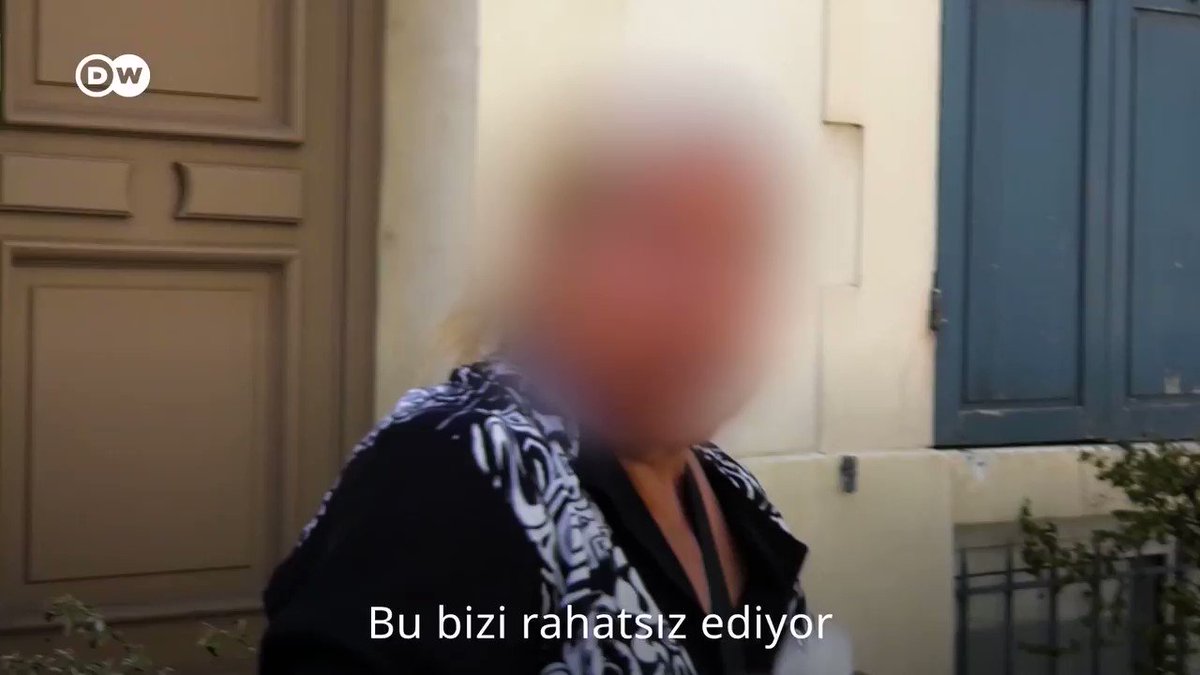Kameraya saldıran bu Fransız kadın çok öfkeliÇünkü artık kapısının önüne çıkıp oturamıyor bileParis’in şirin sokağı Rue Crémieux, Instagram meraklılarının istilasına uğradı - Tamamı: https://youtu.be/KbG_u5anjIk