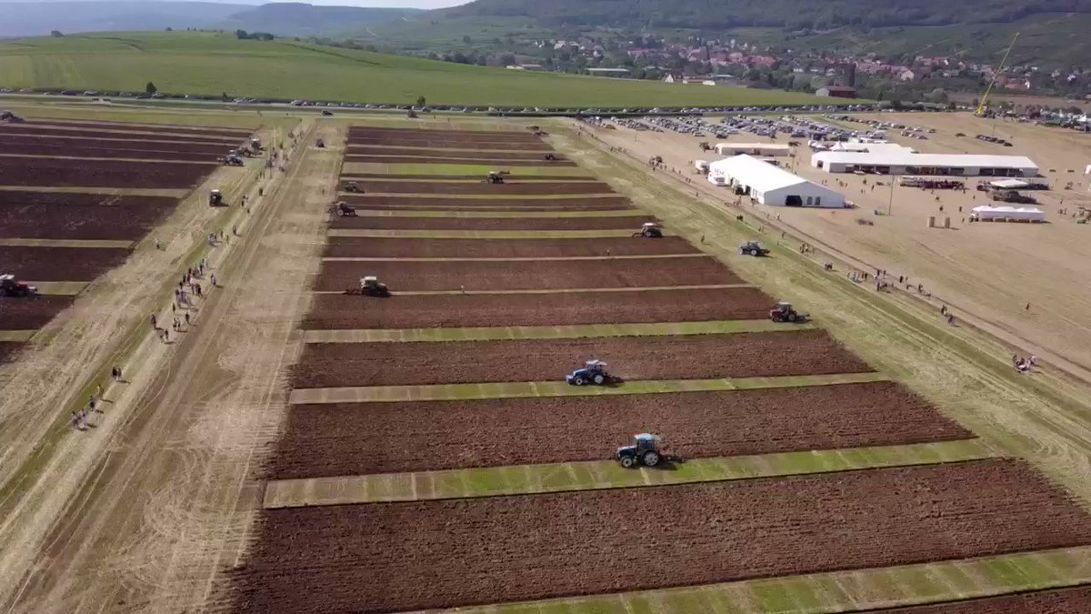 Vu du ciel, on comprend toute la technicité des concours de labours ! Bravo aux participants !! @JeunesAgri_67 #agriculture #alsace #basrhin