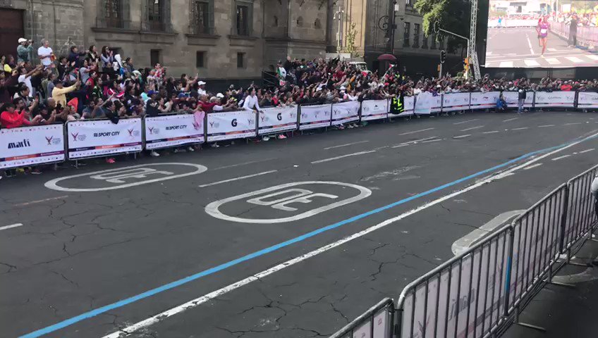 🥇Felicitamos al ganador de la rama varonil del #MaratónCDMX2019, Duncan Maiyo de Kenia, quien llegó a la meta con un tiempo de 2:12:52 hrs. 🇰🇪🇲🇽