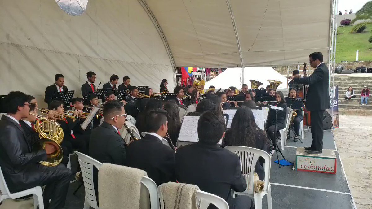 #AEstaHora continúa la fiesta en este altar de la patria, hace apertura en este segundo día del Concurso Departamental de Bandas, la Banda Sinfónica Municipal de Duitama, con su impecable presentación alegrando a todos los asistentes.@GobBoyaca @SCulturaBoyaca @CorbandasPaipa