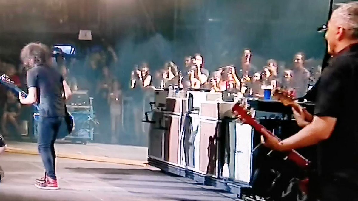 RT @MATTxLAW: This continuation of the #FooFighters with Rick Astley combo is fucking epic! #ReadingFestival https://t.co/Q41CdB5tel