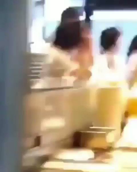 Recent Vid of @Harry_Styles at a restaurant in London - August 25 - Credit to owner
#Harrystyles #Onedirection #Onedirection2020 #1D #London https://t.co/gOeYT1lbiV