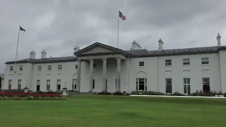 アイルランド大使館 Ireland In Japan 昨日は Internationaldogday でした 世界一といえるほど背の高い犬は アイルランド 原産の アイリッシュウルフハウンド アイルランド大統領公邸で走る可愛い犬の動画もぜひご覧ください T Co