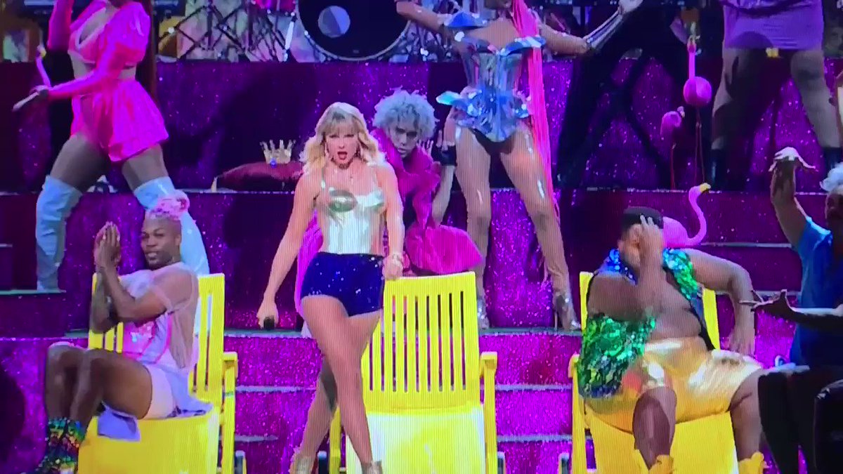 RT @thetaylight: ARE WE SURE THIS ISN’T JUST A TAYLOR SWIFT CONCERT??? #TaylorOnTheVMAs https://t.co/iHNDUnYkTm