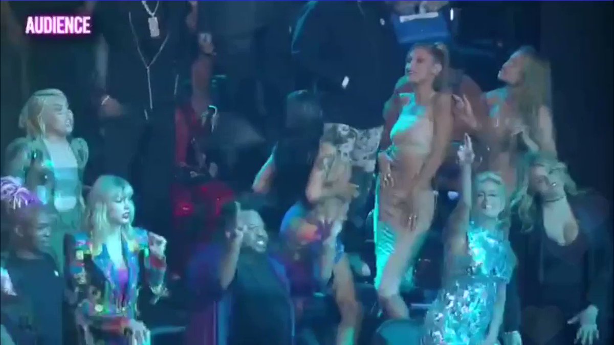 RT @westerosensate: os gays no show do drake no rock in rio https://t.co/P6Ax1bOBHS