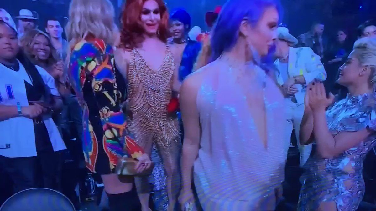 RT @stoolpresidente: Love Travolta having no clue who Taylor Swift is. #MTVVMAs https://t.co/gZ3ri1cnzX