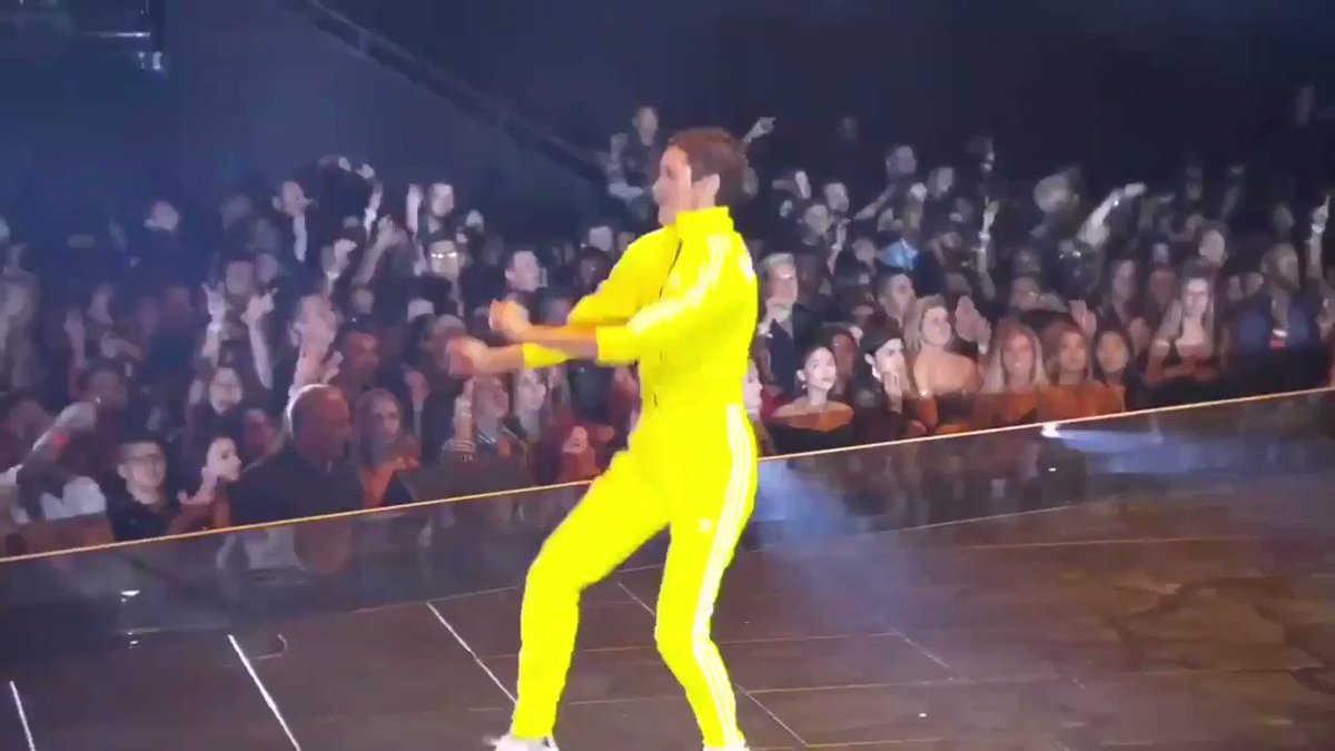 RT @andytheworld_: Millie Bobby Brown - VMA performance - Let Me In - LOONA / HaSeul https://t.co/j45H6alNaA