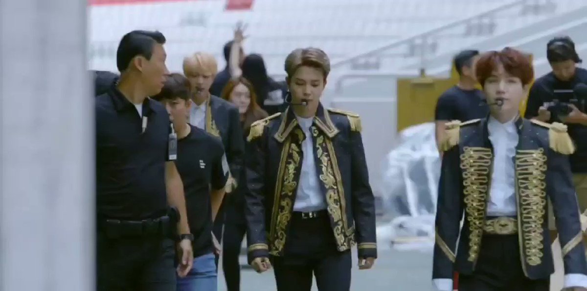 RT @Jhope_Vibes: the mutual applause between members and the dancers!
this is BTS! I'm crying...
https://t.co/Xbt2scBhKP