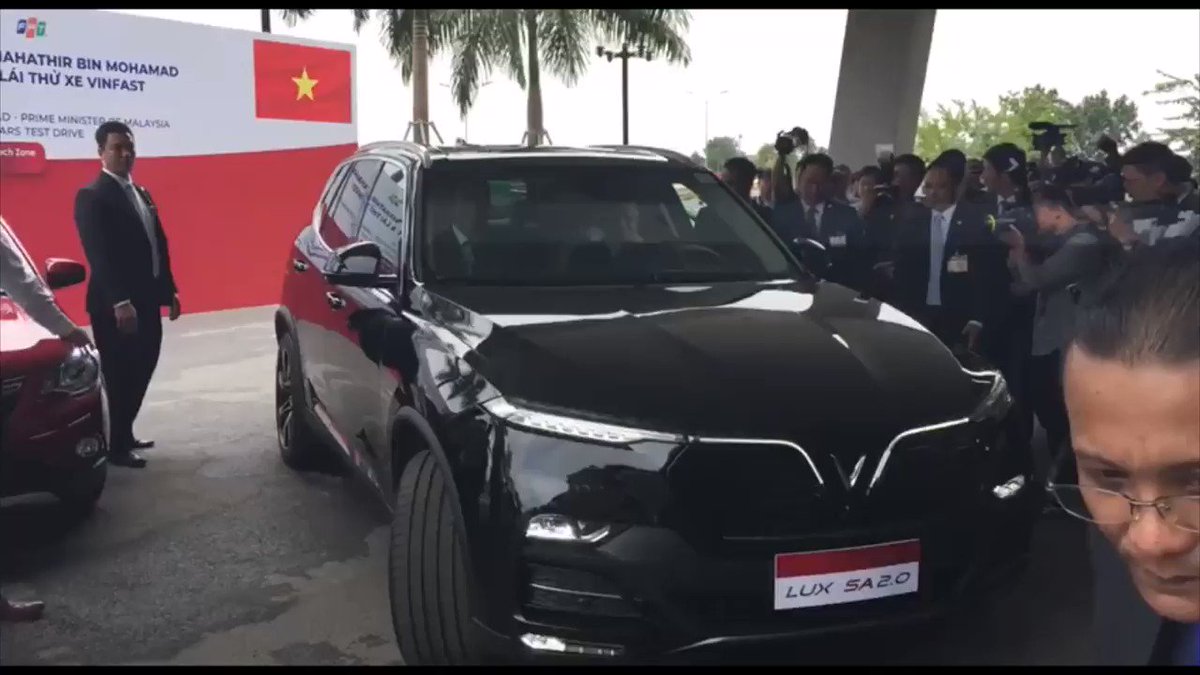 28 Ogos - Perdana Menteri,Tun Dr Mahathir Mohamad diberi penghormatan untuk melakukan pandu uji kereta SUV buatan Vietnam iaitu Vinfast, model Lux SA (A) 2.0.
https://t.co/8Q4AmgYrrK
@chedetofficial
#TunM #RTM #BeritaRTM https://t.co/UTIWcAKFLP