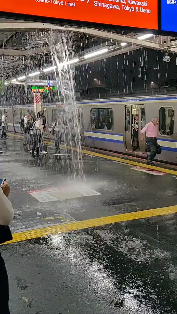 え？滝？？？戸塚駅です。豪雨により駅に滝が出現
