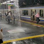 え？滝？？？戸塚駅です。豪雨により駅に滝が出現