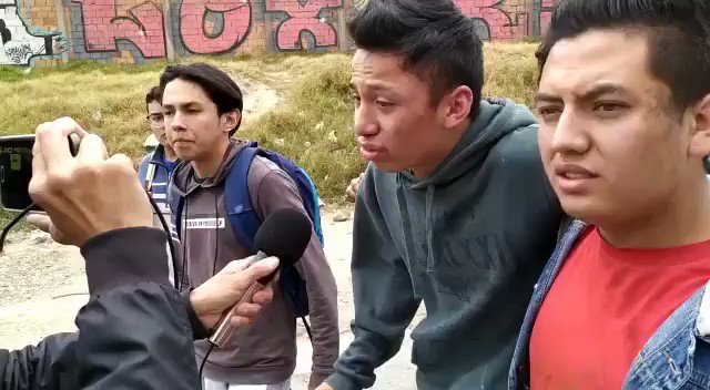 El hijo de un trabajador humilde de clase media (policía), muele a golpes al hijo de otro trabajador humilde tambien de clase media (estudiante); por el solo hecho de q el segundo decidió empuñar un lápiz y el primero decidió empuñar un arma.Vainas raras de mi amada Colombia.