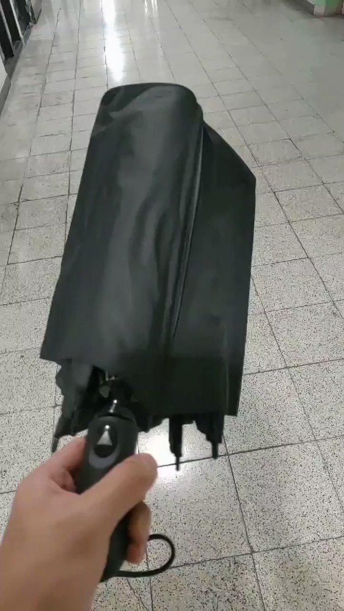 そんなことある？ｗｗ驚きの開き方をする『傘』が話題にｗｗ