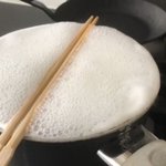 沸騰したら何かを置くと吹きこぼれない、どうして？