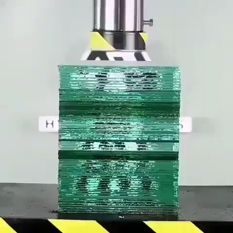 ガラスをプレス機で押した結果？芸術的な割れ方になった！
