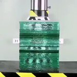 ガラスをプレス機で押した結果？芸術的な割れ方になった!