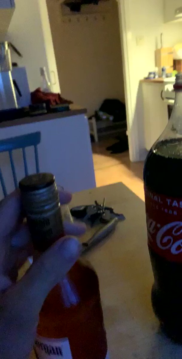 これは災難wwwワインを倒しそうになっておさえたらコーラがぶっとんで中身噴き出した！