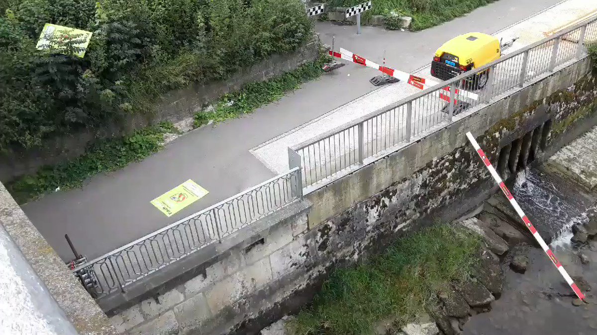 Heute Morgen #Kettenbrücke #Aarau heruntergerissene Plakate, Bauabschrankungen und Baumaterial in der #Aare ,ich habe irgendwie das Gefühl dass das nicht der Wind war. #Vollidioten #Erziehungslücke #EinfachEineSchande