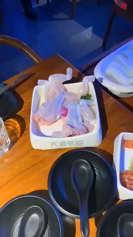 頭を切られてもはねる食用ガエルが怖い