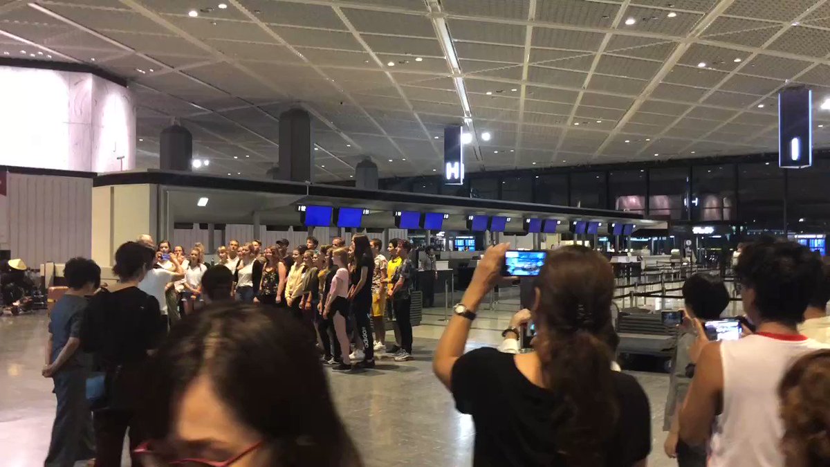 成田空港で一晩過ごすことになったら、海外のゴスペル隊がゲリラ公演始めた!!