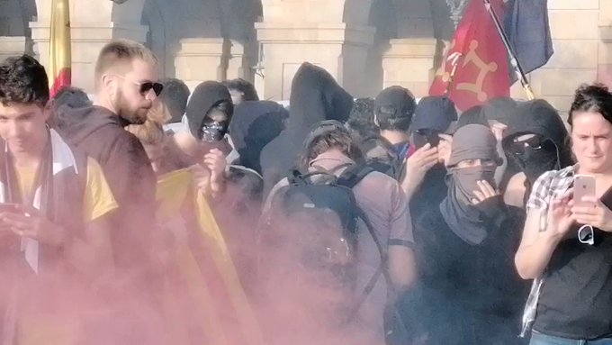 Más violencia en Barcelona: segundo intento de asalto al 'Parlament'  Después del acto central, los radicales se trasladan al Parlamento para lanzar piedras y bengalas contra los Mossos. LDfX6_hOdGOuKBLh?format=jpg&name=small